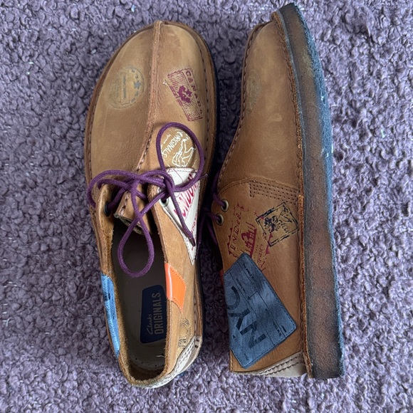 Clarks Tan Chukka Boots with Purple Laces - Picture 2 of 6